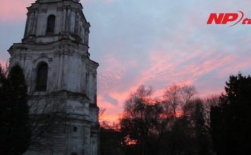 «Роковини Голодомору: переяславці принесли лампадки та квіти до пам’ятного знаку»